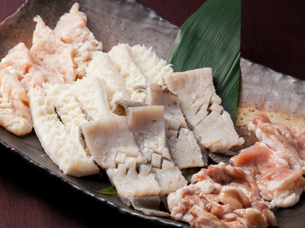 看板メニュー！ミノ、ハチノス、センマイ、アカセンマイを盛り合せた『いぶくろセット』