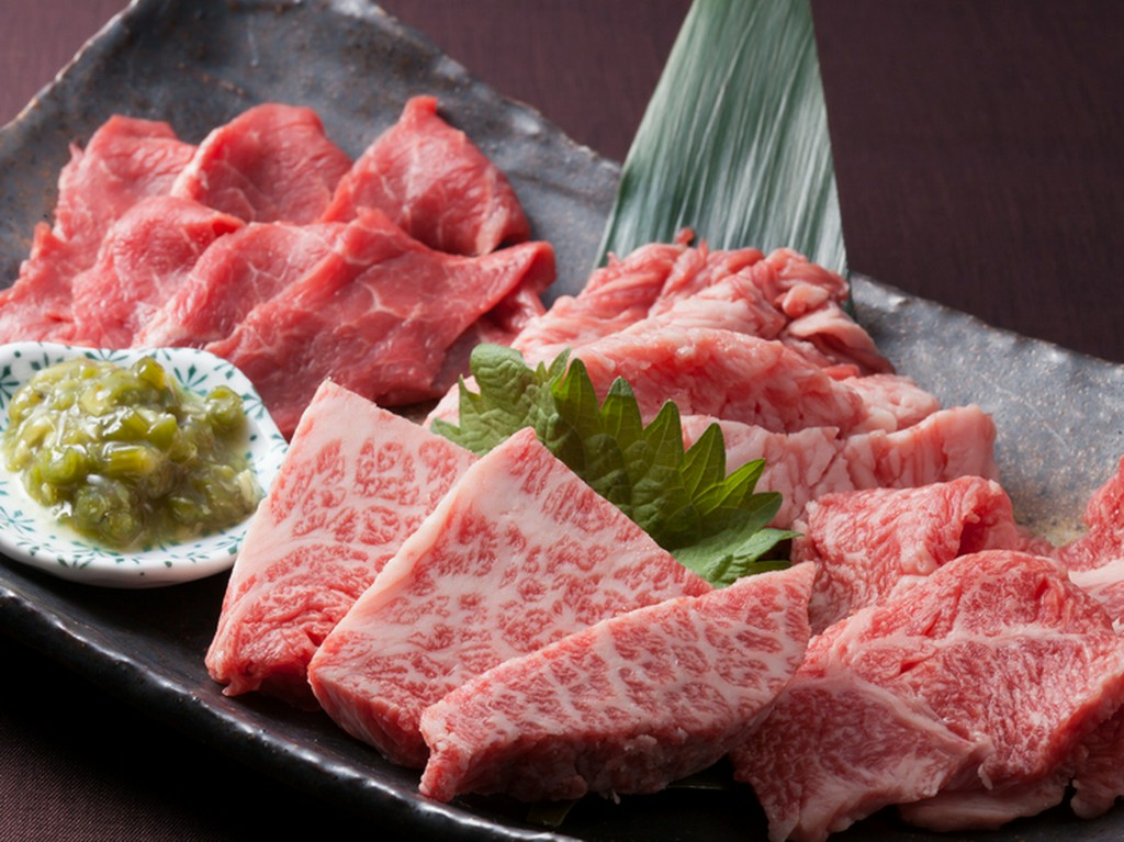 人気メニュー！赤身、バラ、カルビ、ロースの『焼肉4種盛り合わせ』はボリュームも内容も充実の一皿