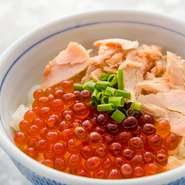チェーン店でありながらも各店舗でスープをとり、独自メニューを展開するこだわりはさすが名店。『鮭いくらご飯』には北海道産素材をたっぷり。スープやチャーシューなどの豚肉は、すべて沖縄県産を使用しています。