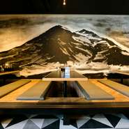 北海道を感じながら食事をしてもらえるようにと、大雪山系旭岳を大きく壁に描いたのは、【那覇店】ならではのアイデア。雪化粧した旭岳のふもとで、ラーメンをいただいている気分になれるかもしれません。