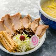 当店で使用する豚肉はすべて地元沖縄県産。その中でも『とろ肉』は、ほほ肉を使って口溶け感を大切にしています。単品でもお出ししていますが、希少部位のため、売り切れご免の人気メニューです。