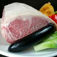 沖縄県で生まれたA５ランク黒毛和牛「山城牛」は、とろけるような食感が特徴。専門店ならではの品質と味を提供しています。『特上サーロイン』など人気の部位から、『カイノミ』『カメノコ』など希少部位まで用意。