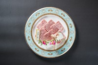 背中側の筋肉部分にあたる肉で脂が少なく、さっぱりとした味わいと柔らかな食感が特徴です。