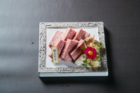 バラ肉の一部でヒレ肉の近くにあるお肉です。赤身肉がお好みで、なおかつ、霜降り肉の柔らかさを求めるお客様におすすめです。