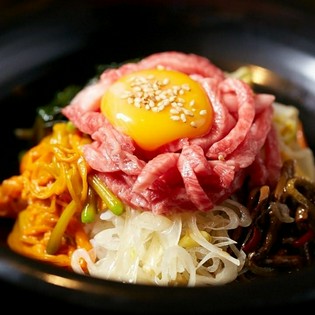 新鮮な牛肉と野菜がたっぷり『山城牛炙りユッケ石焼ビビンバ』