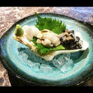沖縄地方にしかいない貝。(9月から5月までが解禁)身は縁側、ホタテのような白身、肝と三種の食感が味わえ、とても美味です。貝殻は二枚で宝石入れのような形から貝殻も人気です。お食事後お持ち帰り下さい。