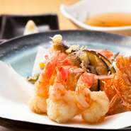 活き車海老を贅沢に天ぷらにします。活きだからこそ出せる甘みとレア感は絶品です。