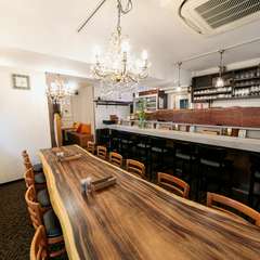 テーブルを囲むことで、同じお店を好きな者同士に生まれる親近感