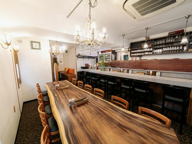 テーブルを囲むことで、同じお店を好きな者同士に生まれる親近感