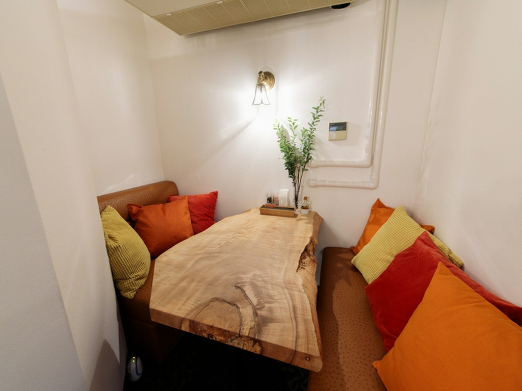 2～4名様まで入室できる、センス良くまとめられた半個室