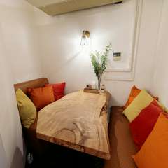 2～4名様まで入室できる、センス良くまとめられた半個室