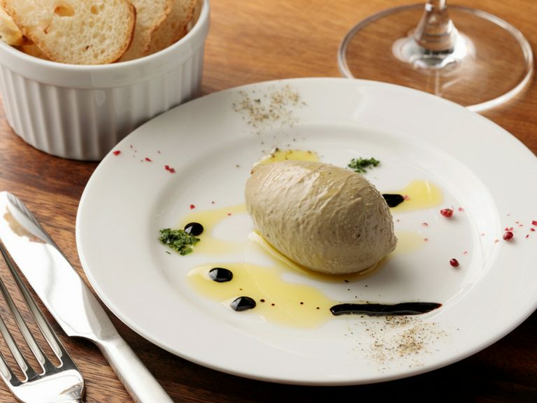 コロンと丸い盛り付けが可愛らしい。濃厚でクリーミーな味わい『若鶏レバーのパテ』