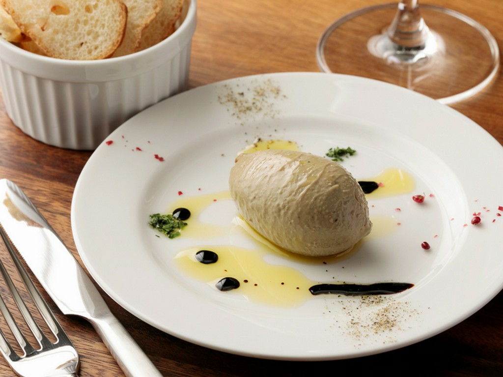 コロンと丸い盛り付けが可愛らしい。濃厚でクリーミーな味わい『若鶏レバーのパテ』