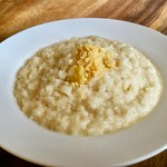 伊産グラナパダーノチーズをたっぷり使ったチーズリゾットはランチ、ディナーでお楽しみいただけます。