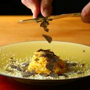 ピエモンテ地方のパスタ”タヤリン”。州伝統の手打ちパスタは安田養鶏場の卵黄だけで練り込んで、しっかり乾燥。極細麺にソースが絡み、黒トリュフ薫る贅沢なパスタです。