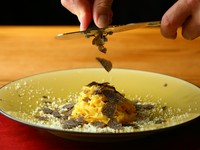 ピエモンテ地方のパスタ”タヤリン”。州伝統の手打ちパスタは安田養鶏場の卵黄だけで練り込んで、しっかり乾燥。極細麺にソースが絡み、黒トリュフ薫る贅沢なパスタです。