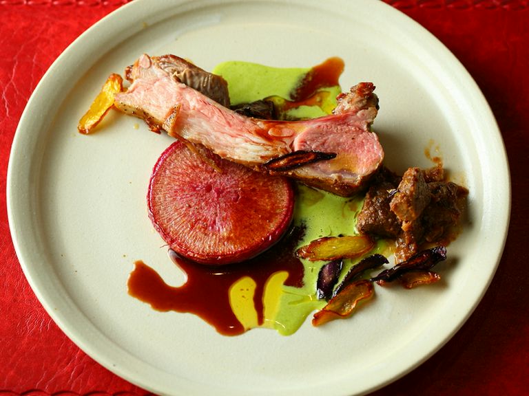 コクと旨みたっぷりな羊肉を味わう『フランス産仔羊の炭火焼きとストゥファート添え』