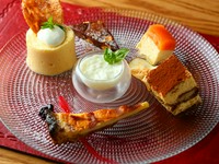 イタリアで一般的なドルチェ「ティラミス」「シブースト」など、違った味わいを少しずつ食せるのが魅力。彩り豊かな盛り付けと、組み合わせの妙を最後まで愉しめます。