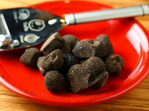料理に薫りと深みのある味わいを添える「黒トリュフ」