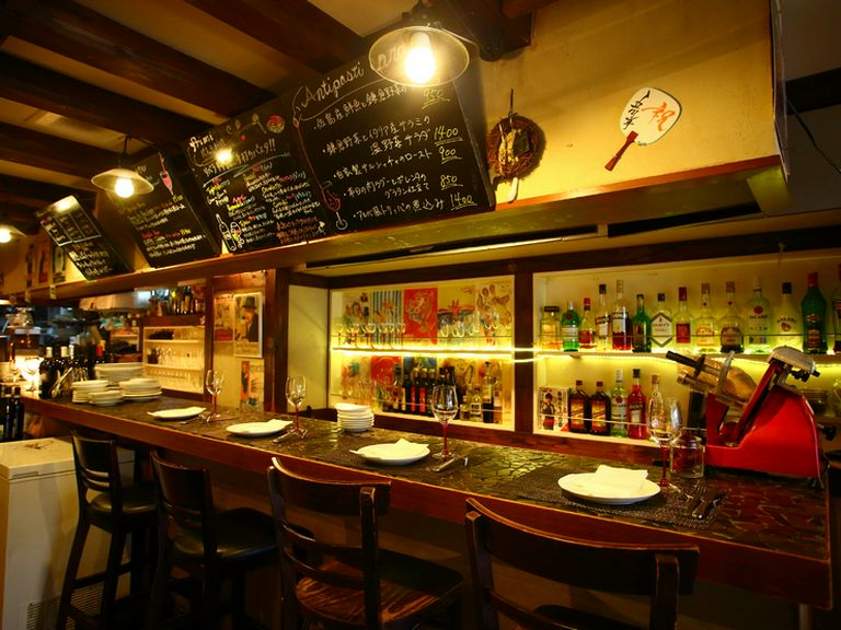 スタッフとの会話を愉しみながら食事ができるカウンター席
