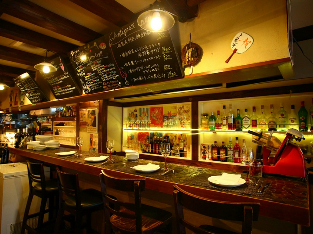 スタッフとの会話を愉しみながら食事ができるカウンター席