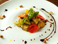 バジルの風味が食欲をそそる『佐島産タコ　鎌倉野菜のサラダ　ペストトラパネーゼ』