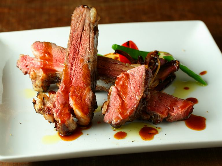 骨から出る旨味をまとった肉が味わい深い『群馬県産ビール山羊のアロスト』