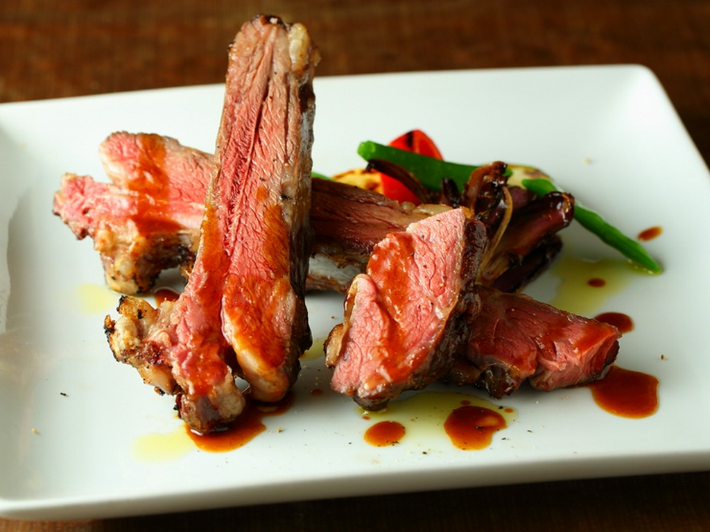 骨から出る旨味をまとった肉が味わい深い『群馬県産ビール山羊のアロスト』