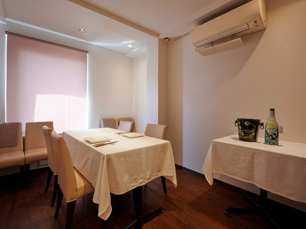 リラックスして過ごせる個室で、旬のコースを堪能