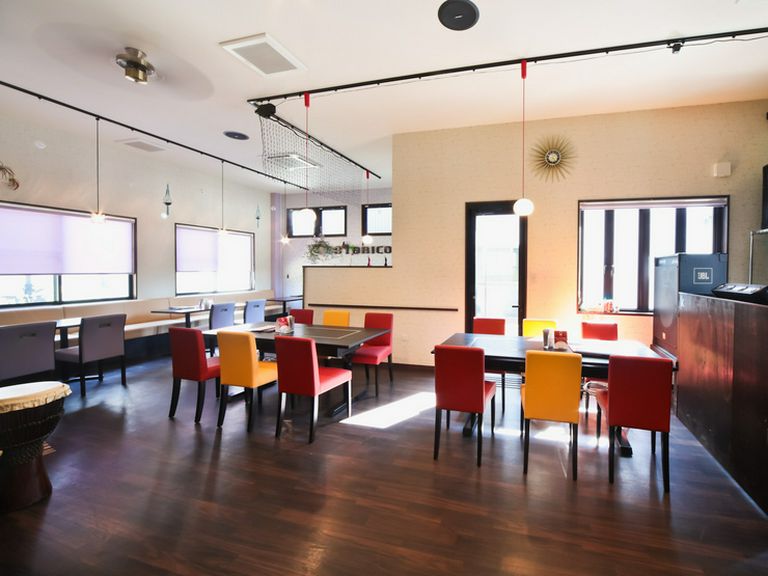 ベンチ席・テーブル席・カウンター席で広々34席