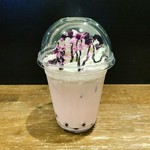 チョコレート入りのもちもちのタピオカです。
タピオカを食べるとチョコレートの味が広がる美味しさです。
環境に優しいバイオマスプラスチックカップを使用しています
7/31迄電子マネー決算で￥20引きキャンペーン
