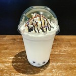 チョコレート入りのもちもちのタピオカです。
タピオカを食べるとチョコレートの味が広がる美味しさです。
環境に優しいバイオマスプラスチックカップを使用しています
7/31迄電子マネー決算で￥20引きキャンペーン
