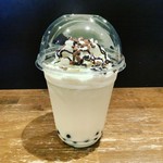 チョコレート入りのもちもちのタピオカです。
タピオカを食べるとチョコレートの味が広がる美味しさです。
環境に優しいバイオマスプラスチックカップを使用しています
7/31迄電子マネー決算で￥20引きキャンペーン
