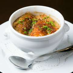 メインはじっくりと炒めた、たっぷりの玉ねぎ『コバ定番　オニオングラタンスープ（冬期限定）』