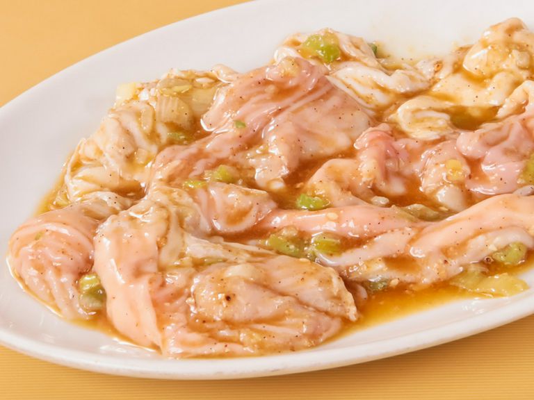 ファンが絶えない人気メニュー、肉厚で甘みのある脂がとろける美味しさの『豚ホルモン』