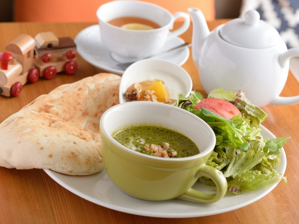 人気No.1！ほうれん草たっぷりのグリーンカレーをいただく『ナンカレー　プレート』