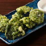 高知県の四万十川で食されている「川海苔の天ぷら」をアレンジし、香りの香ばしい生海苔と小麦粉を絶妙なバランスで混ぜ合わせたオリジナル創作料理。海苔の風味を邪魔しないフランス産の塩が添えられています。