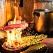 藁を燃やして、藁が急速に燃え上がるその炎で鰹を焼く自慢の一品。鰹によけいな火が入らず香ばしくカリッと仕上がり、一口含めば、藁の香りが口いっぱいに広がります。