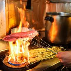 藁を燃やして香ばしく仕上げる『鰹の藁炙り』