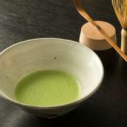 お料理の最後に店主が点てる奥八女の抹茶。
お濃茶用の旨みの強い抹茶を使用した薄茶を、茶碗とともにお愉しみいただけます。