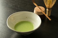 お料理の最後に店主が点てる奥八女の抹茶。
お濃茶用の旨みの強い抹茶を使用した薄茶を、茶碗とともにお愉しみいただけます。