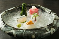 季節のおまかせ料理
伝統本玉露　先付　椀盛　造り　八寸　焼物　温物　食事　甘味　薄茶
