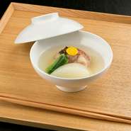 蓋を開けると鰹と昆布出汁がふわっと香り、食欲をそそります。出汁には季節によって配合を変えた枕崎の鰹節3種と福井の「蔵囲昆布」、鹿児島の垂水のお水を使用。旬の食材が織りなす上品な味わいを楽しめます。
