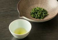 席につくと、まずは店主が淹れてくれる伝統本玉露『一煎』。天然素材の持つ深い旨みと香りをお楽しみください。