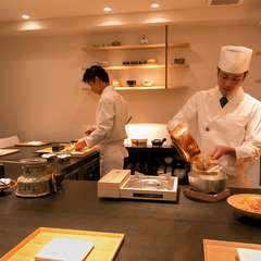 店内には茶の湯の水屋をイメージした調理場とカウンターが広がる