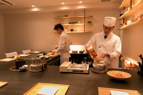店内には茶の湯の水屋をイメージした調理場とカウンターが広がる