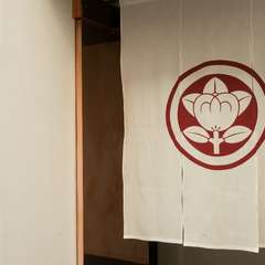 日本文化である家紋『丸に橘』 のれんをくぐれば銅製の扉が