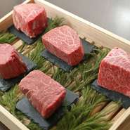 コースの最初、目の前に運ばれてきたお肉の中からお好きな部位を選ぶことができます。炭火焼や当店こだわりの焼き方で部位の旨味を最大限に引き出します。

