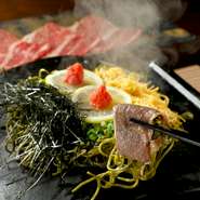 都内ではなかなかお目に掛かれない郷土料理の瓦蕎麦。
BBでは極上の黒毛和牛を目の前で焼くスタイルでご用意いたします。一度食べると忘れられない食感をお楽しみ下さい。