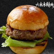 SWEETLOVESHOWER”2018”初のフェス出店決定！！少しでも多くの方に本物の味を伝えたいという思いが叶い、『六本木精肉店』として2018/8/31～9/2（山梨県山中湖）にて出店します！フェスでは当店おすすめの「田村牛」を使用した商品をお届けします。一日限定10食の塊肉ステーキや、リピーター必須の牛スジカレー、不動の人気のハンバーガーをご用意。「本物の味」を屋外にもお届けします！
